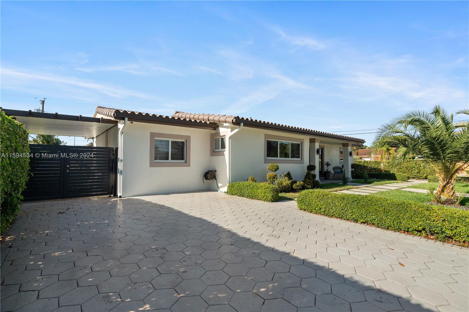 PALM SPRINGS LAKES - Residential