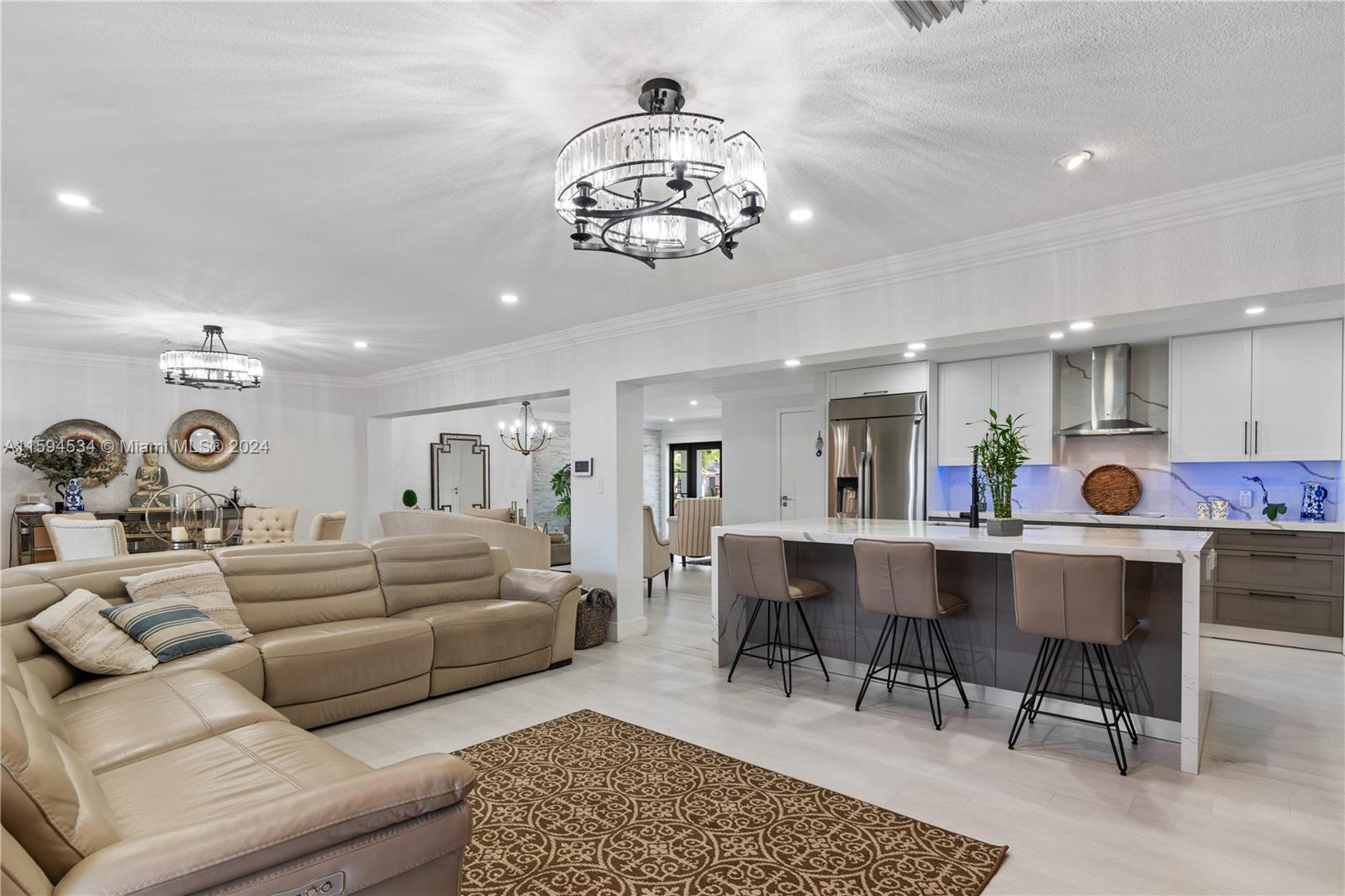 PALM SPRINGS LAKES - Residential