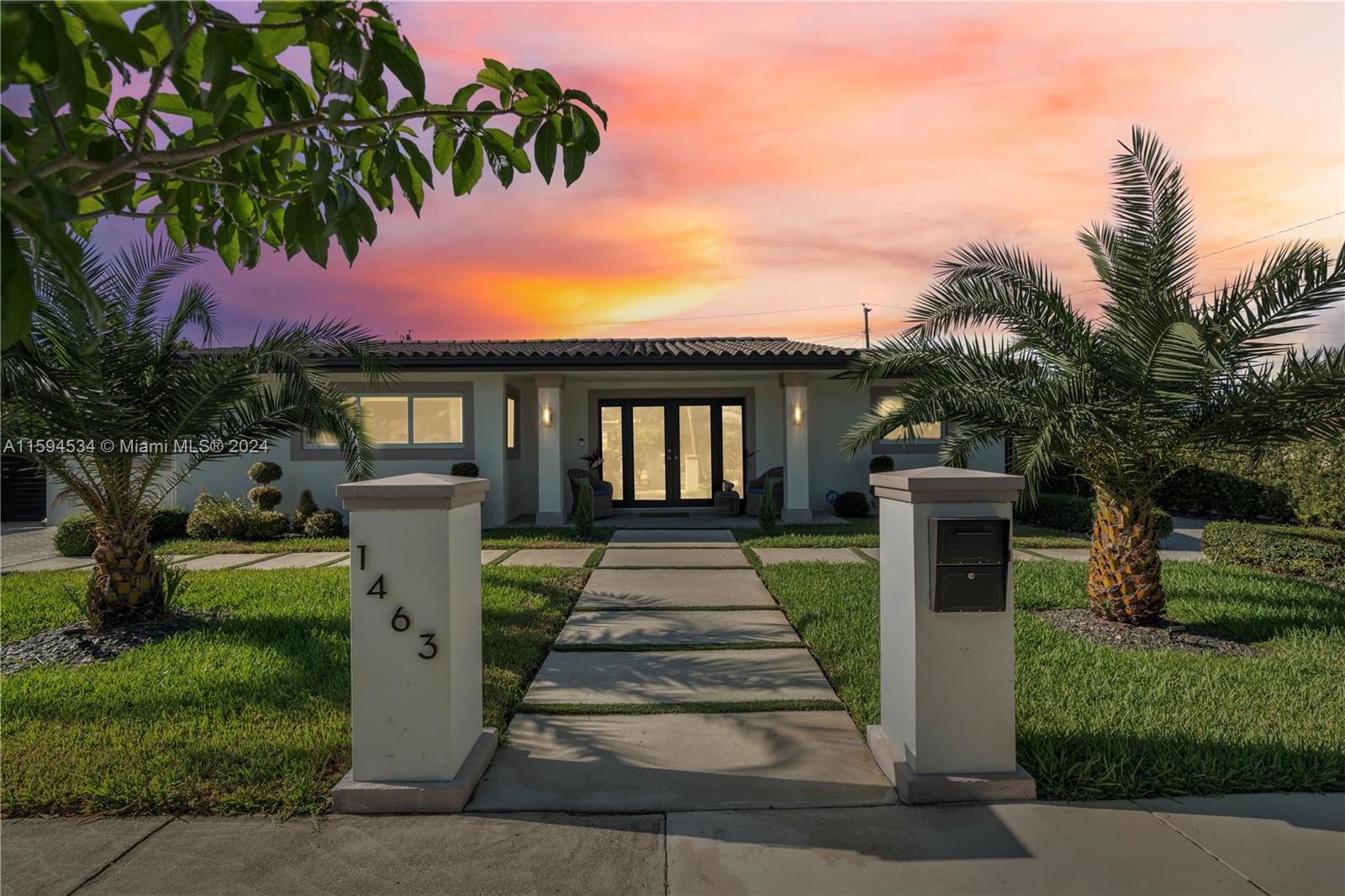 PALM SPRINGS LAKES - Residential