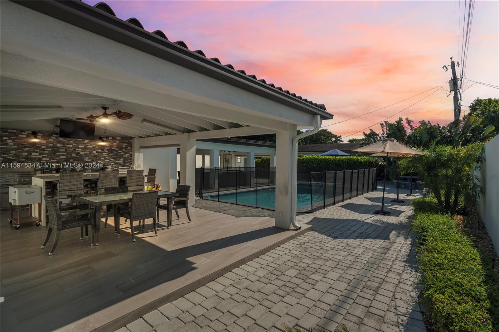 PALM SPRINGS LAKES - Residential