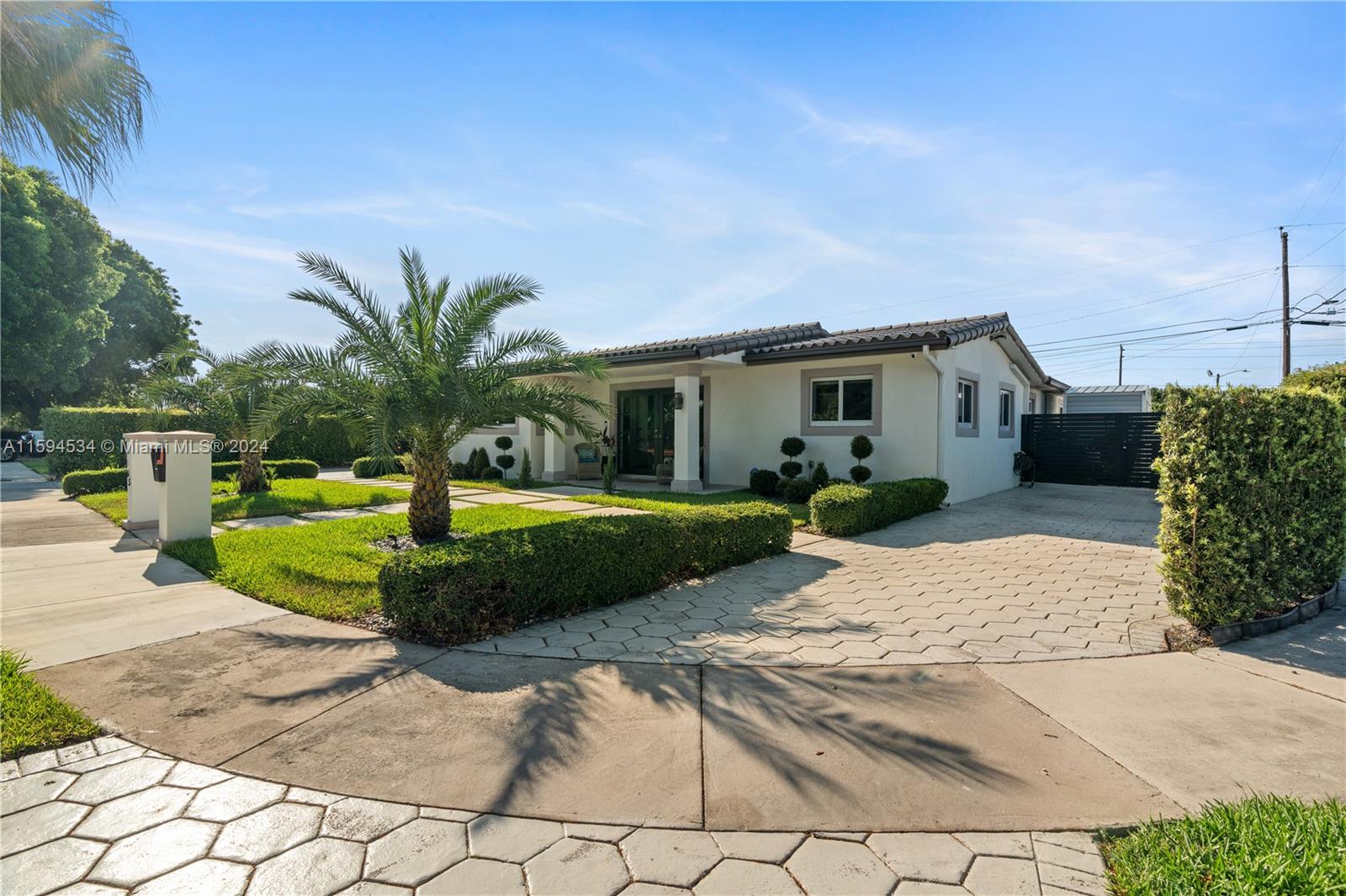 PALM SPRINGS LAKES - Residential