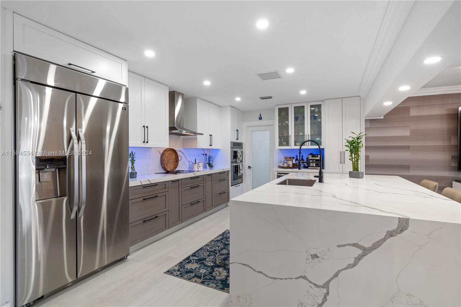 PALM SPRINGS LAKES - Residential