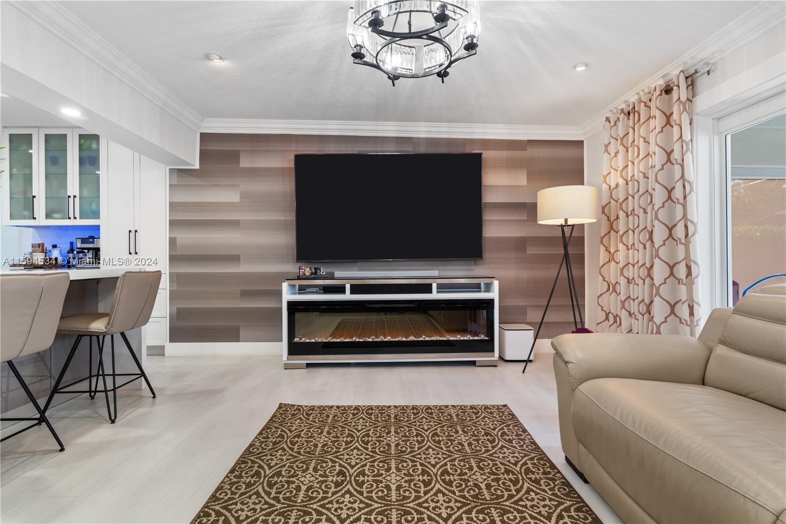 PALM SPRINGS LAKES - Residential
