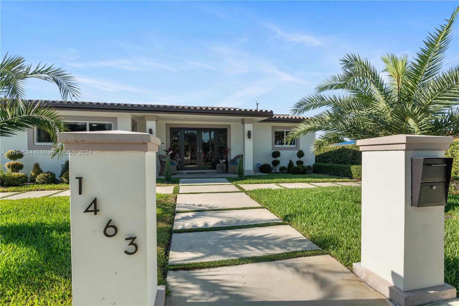 PALM SPRINGS LAKES - Residential