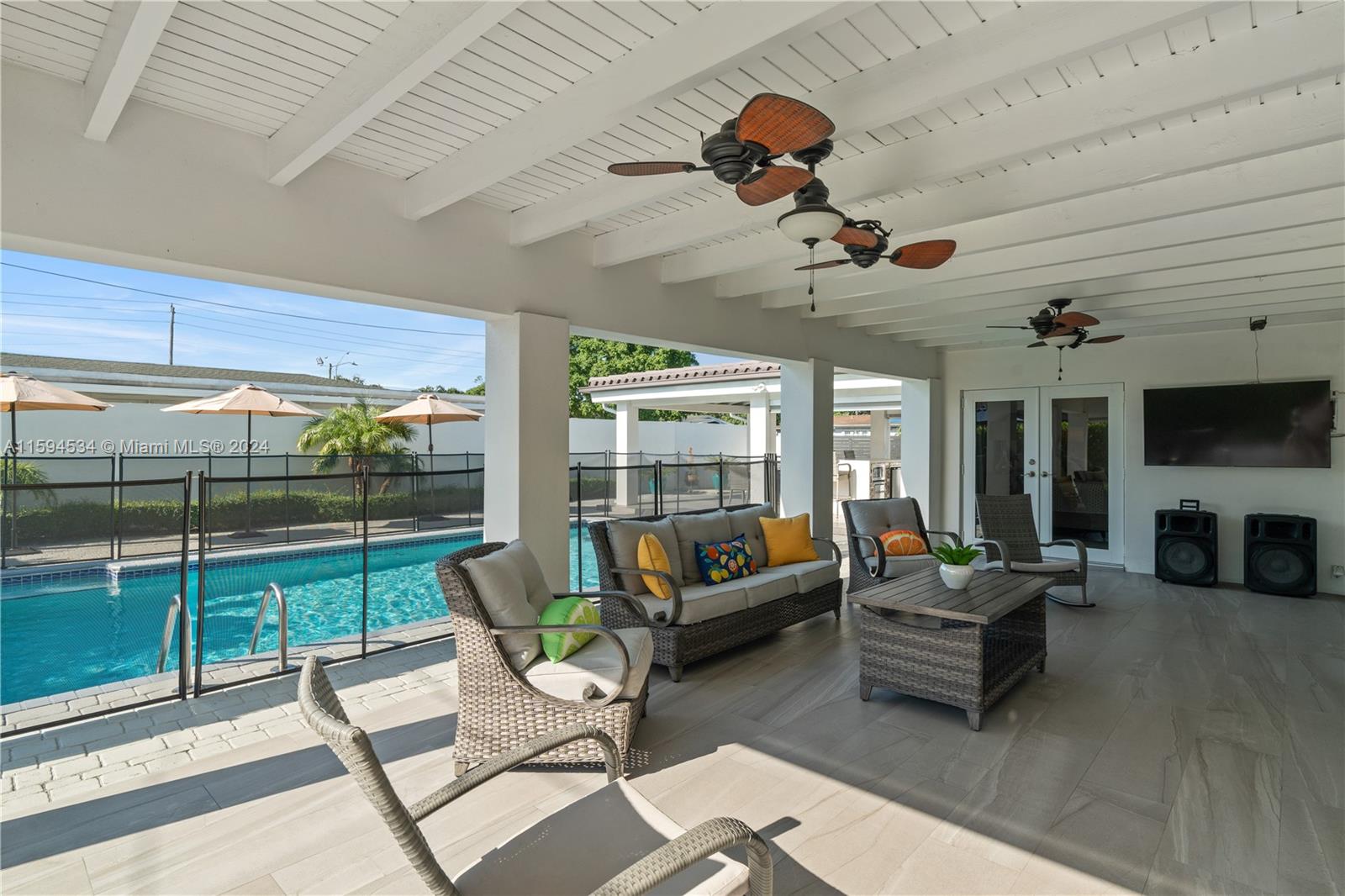 PALM SPRINGS LAKES - Residential