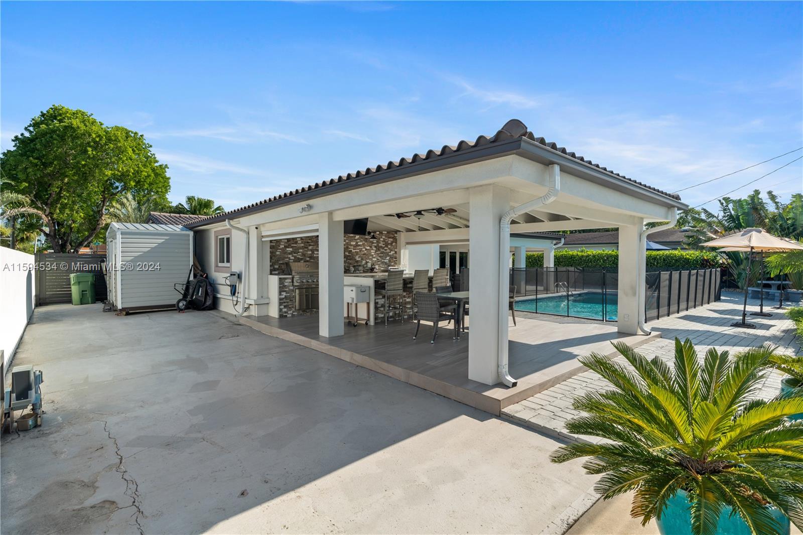 PALM SPRINGS LAKES - Residential