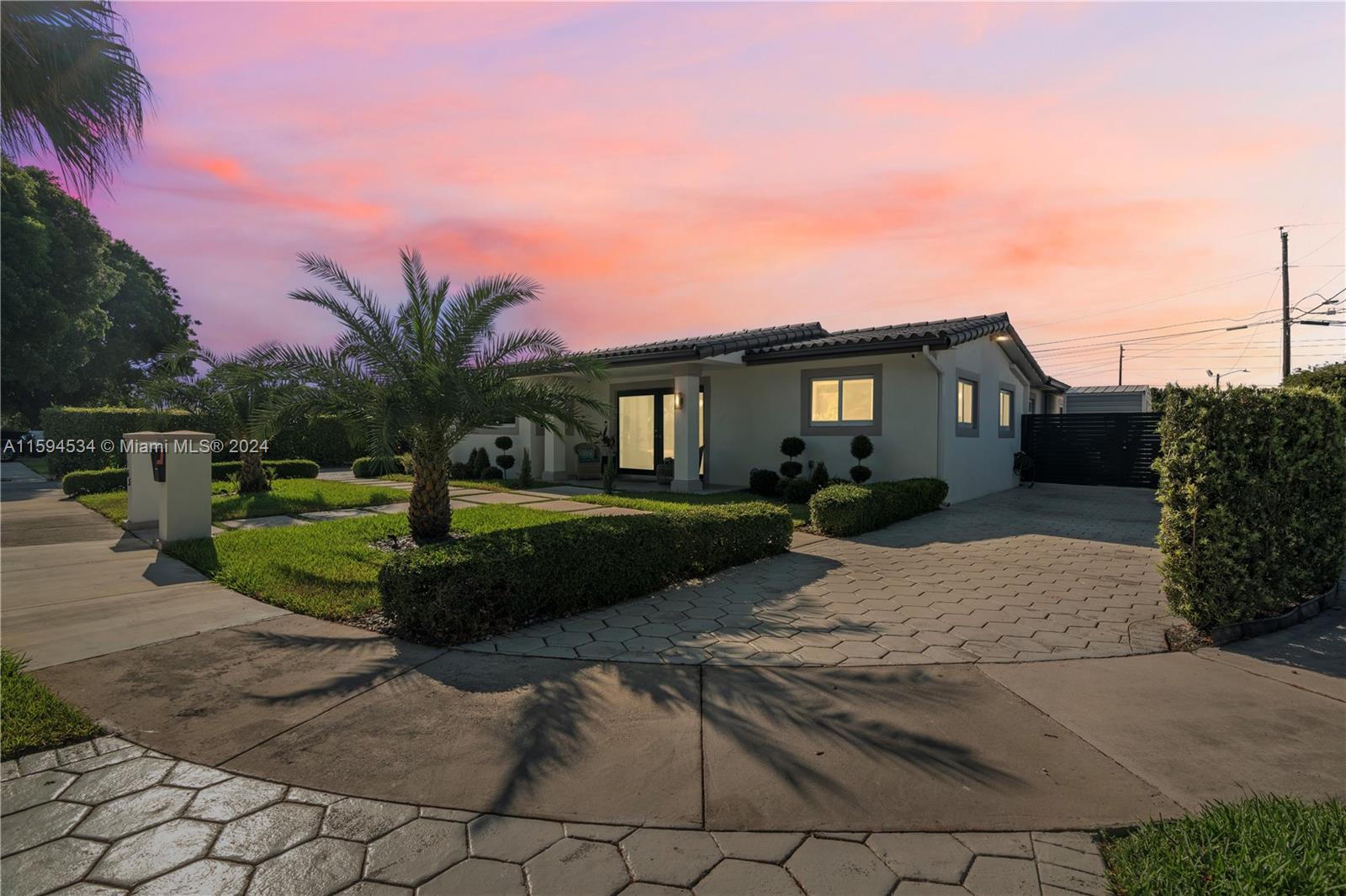 PALM SPRINGS LAKES - Residential