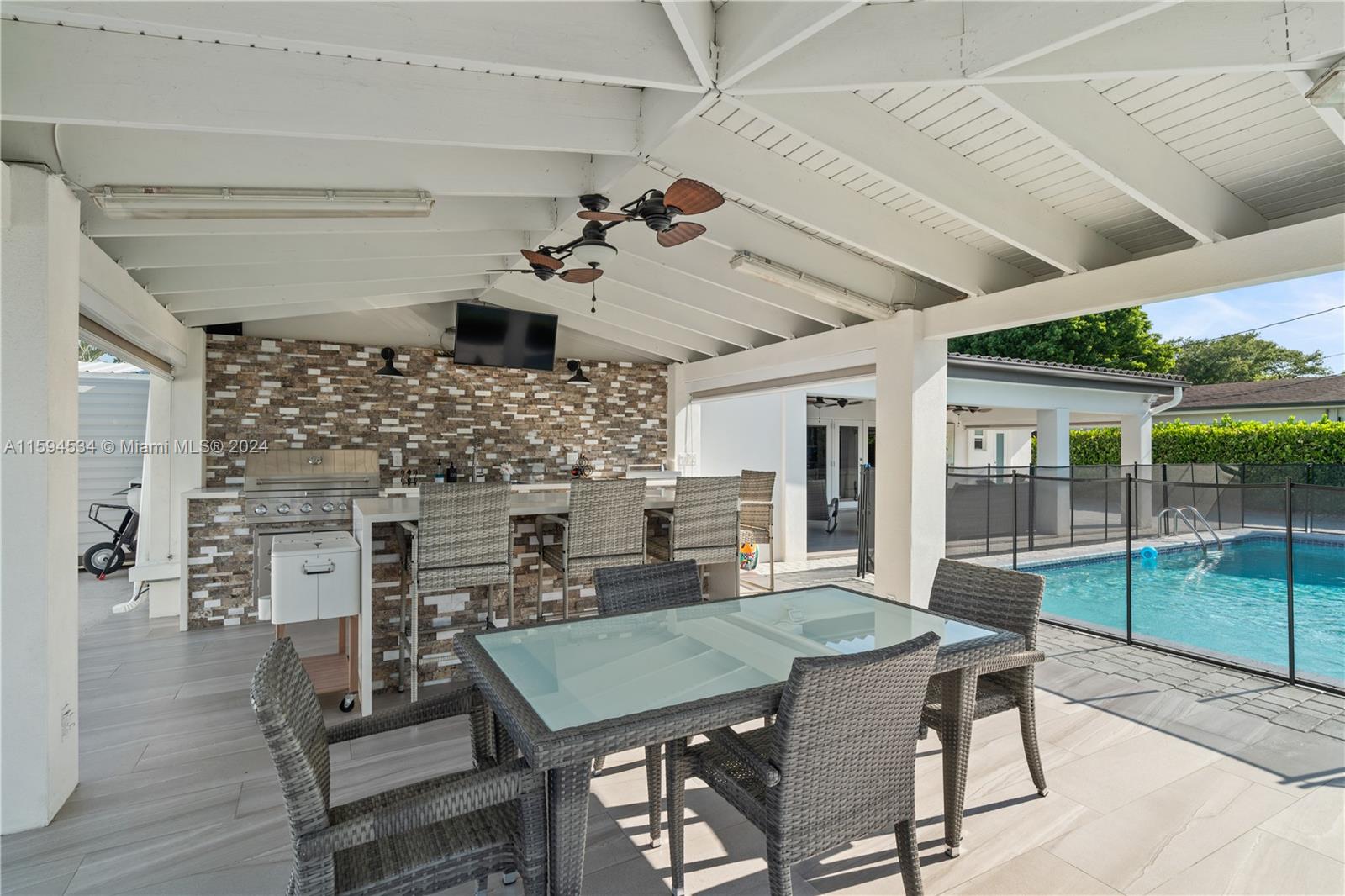 PALM SPRINGS LAKES - Residential