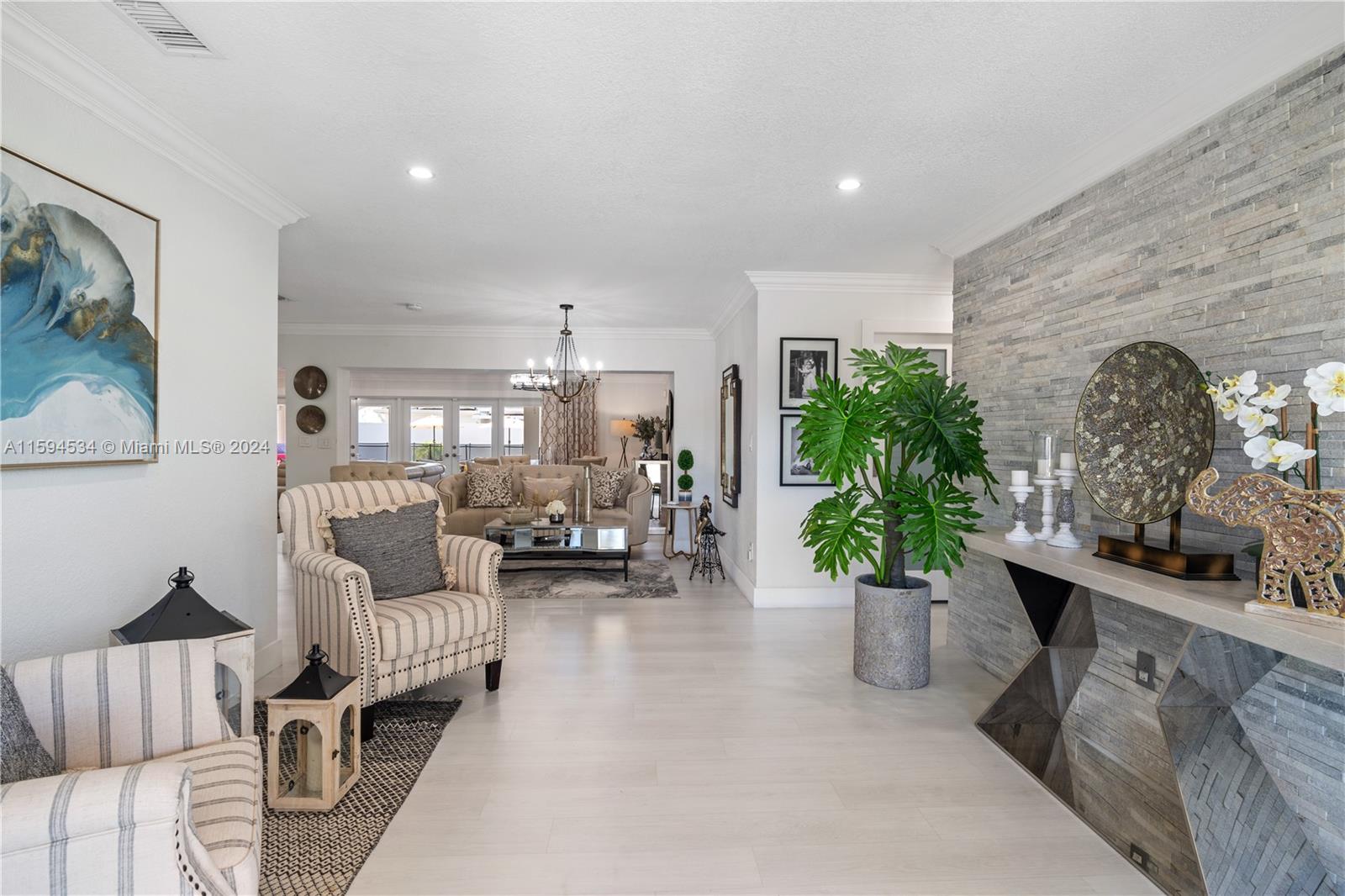 PALM SPRINGS LAKES - Residential