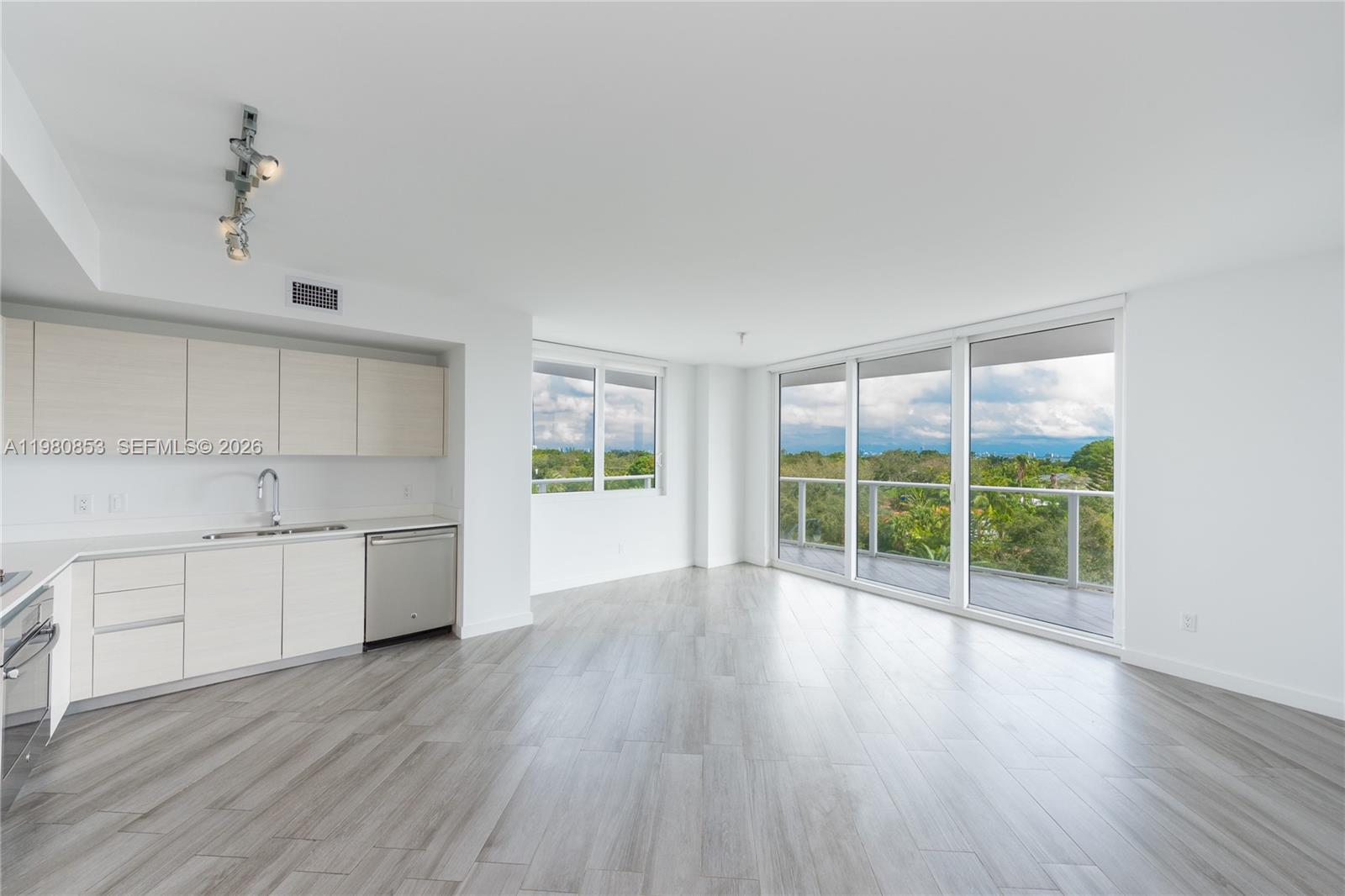 Amazing building with the best amenities! 2 beds 2 baths with a great open view. Big Balcony. Parking space is no more than 10 ft. from the entrance door. Pool, gym and social room in 7th floors. Rooftop with 2 Jacuzzis and a summer kitchen. Cable & internet included in the maintenance fees. Excellent price! TILE FLOORS! Unit is rented until June 26th, 2027 at $4,000 per month. Great for investors! Motivated Seller! The Building has 10% reserves, it does not have any special assessment.