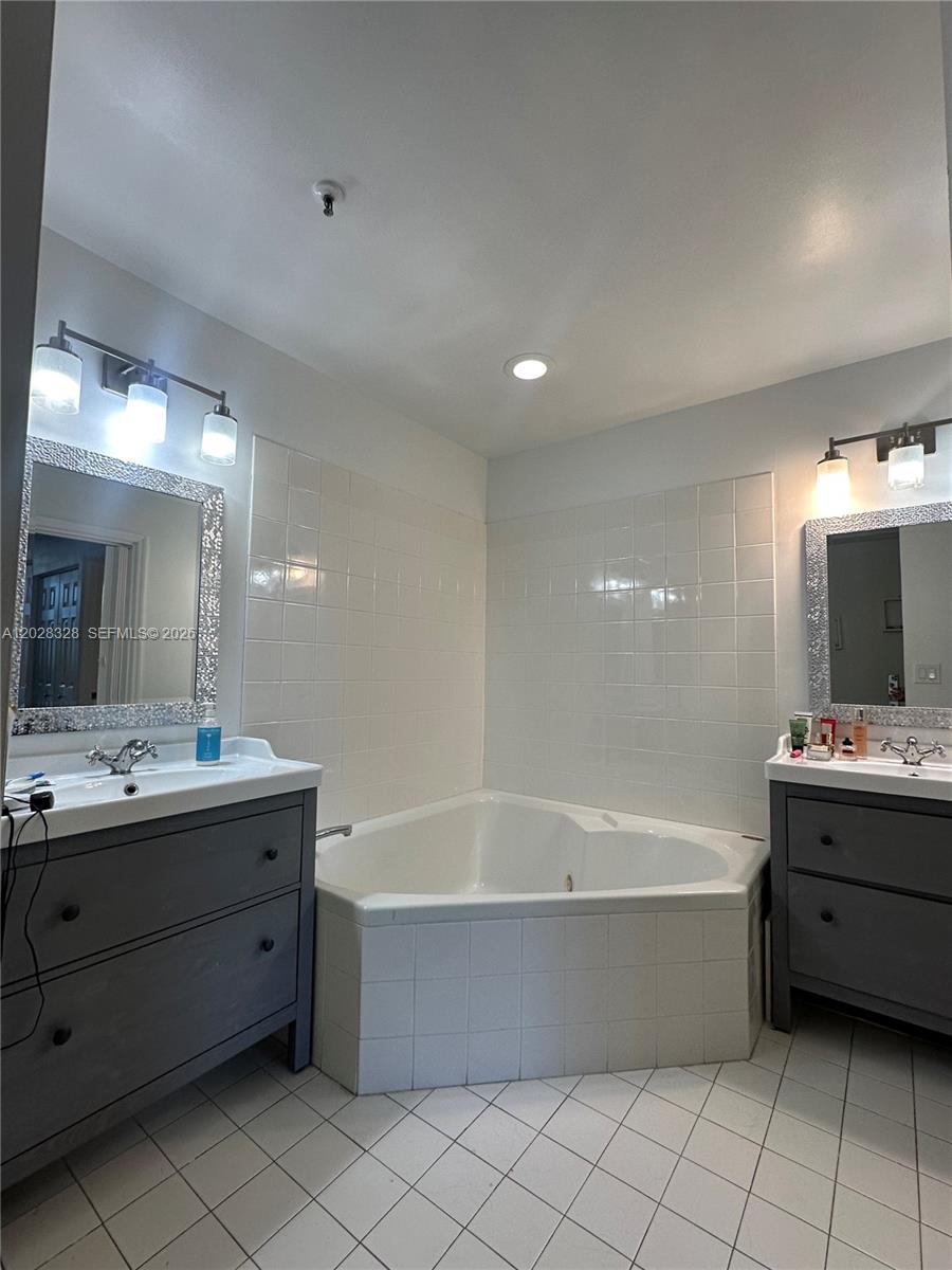 DORAL HOUSE CONDO NO 1 - Residential