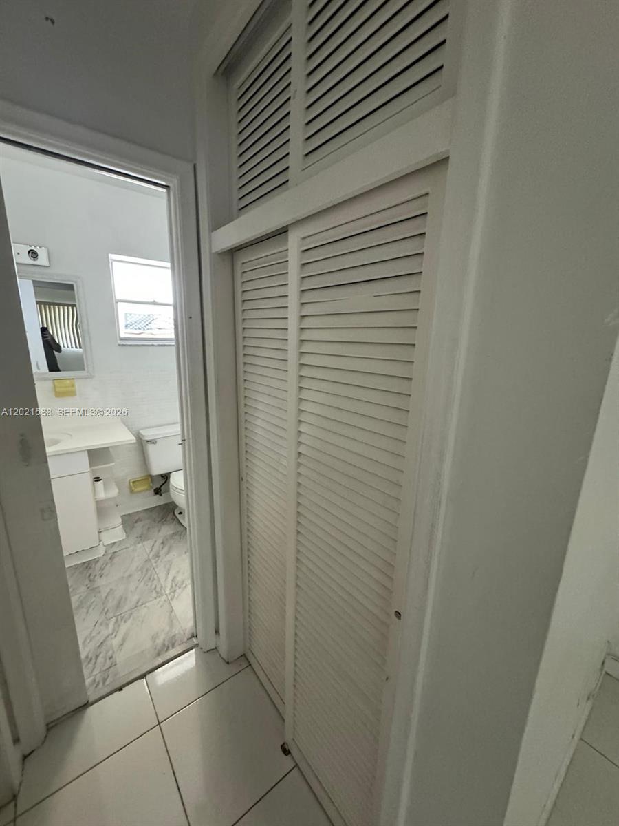 Stunning unit in the heart of Aventura! This charming 1-bedroom, 1-bathroom condo features brand-new appliances and a cozy layout. Enjoy the convenience of being within walking distance to everything Aventura has to offer. An excellent investment opportunity – currently tenant-occupied.