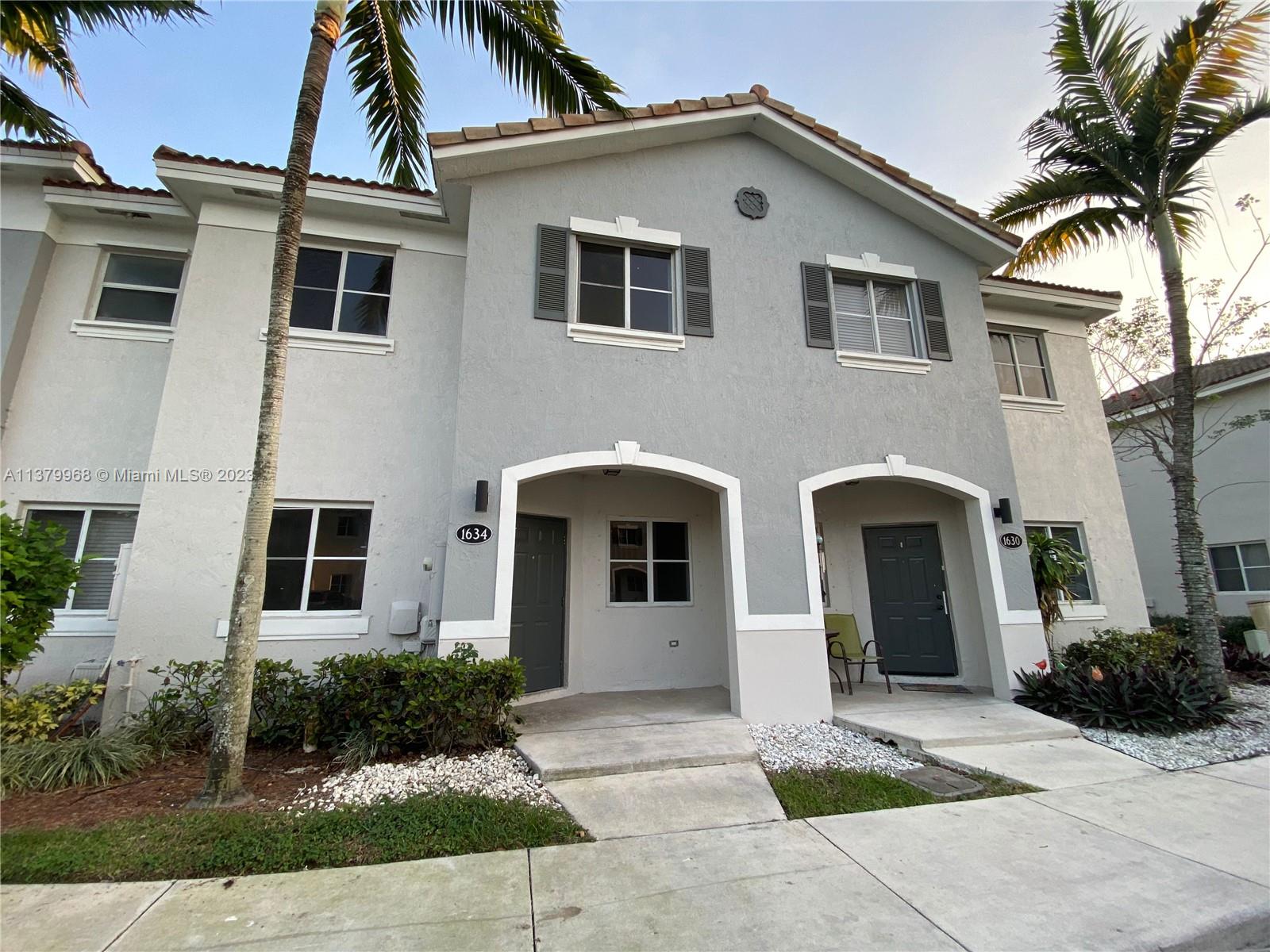 This townhouse is located in a secure gated community, providing a safe and tranquil living environment. The townhouse has a modern design and features three bedrooms and two and a half bathrooms. It is perfect for a small family or individuals who require a bit more space.
All appliances including washer and dryer inside of the unit. Community has a pool
