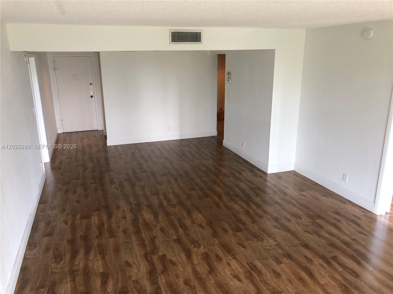 COUNTRY CLUB APTS AT - Residential