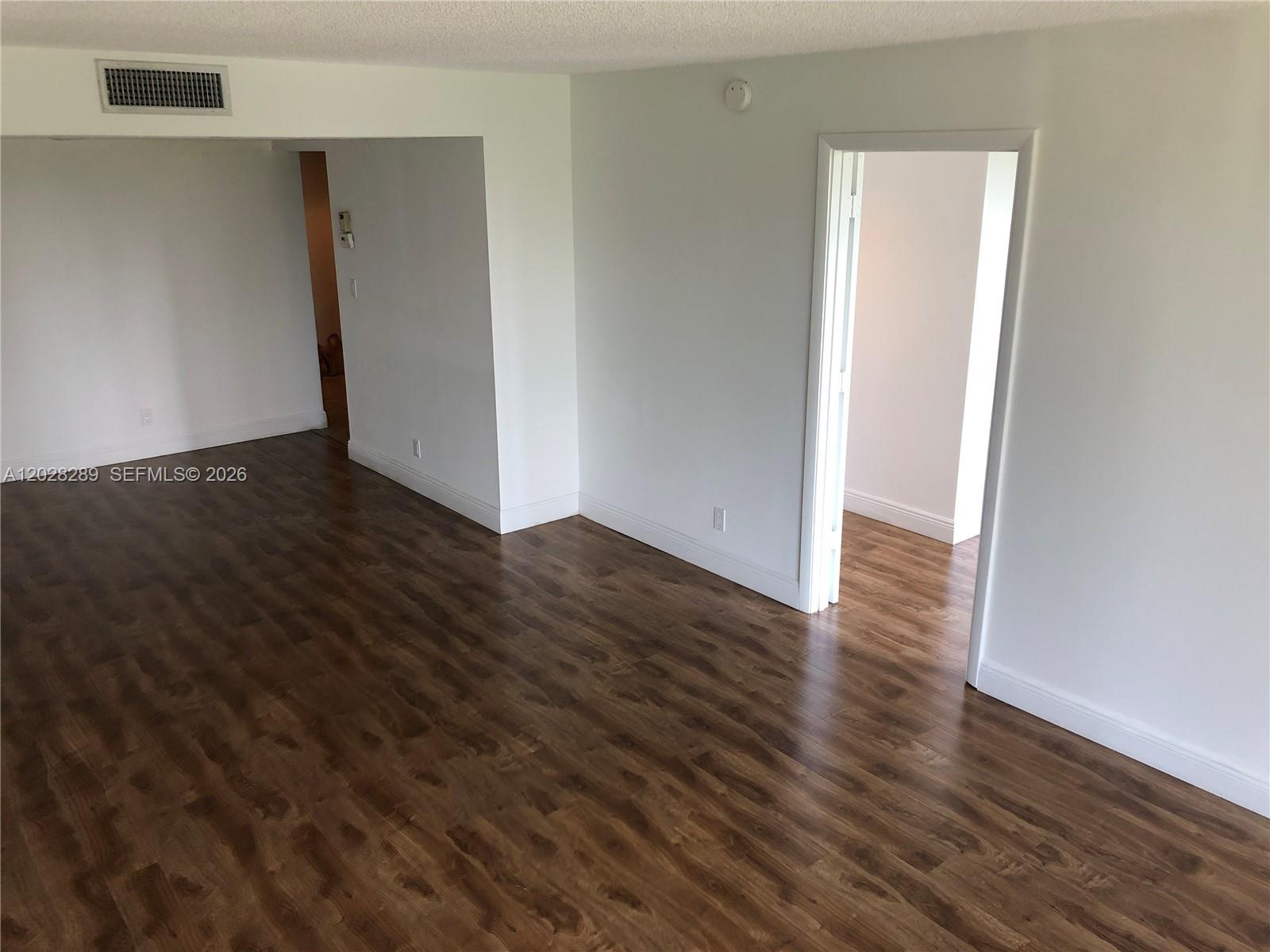 COUNTRY CLUB APTS AT - Residential