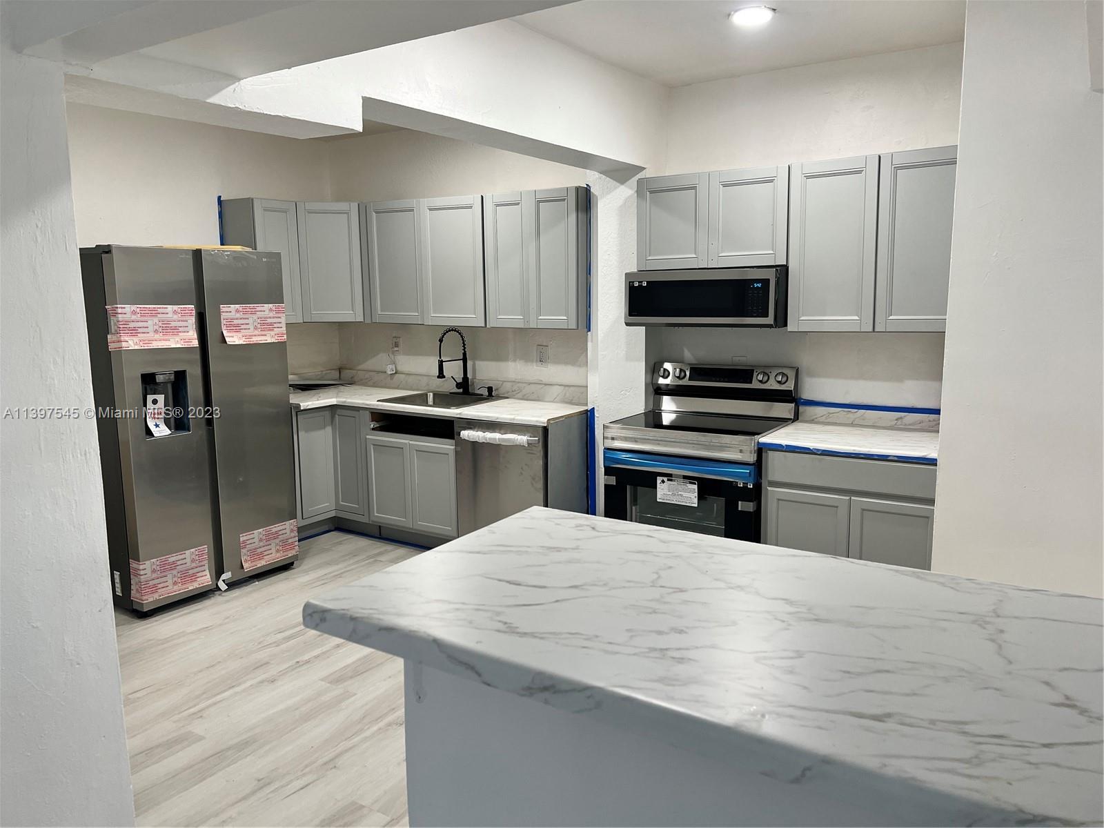 PALMLAND ESTATES - Residential Lease