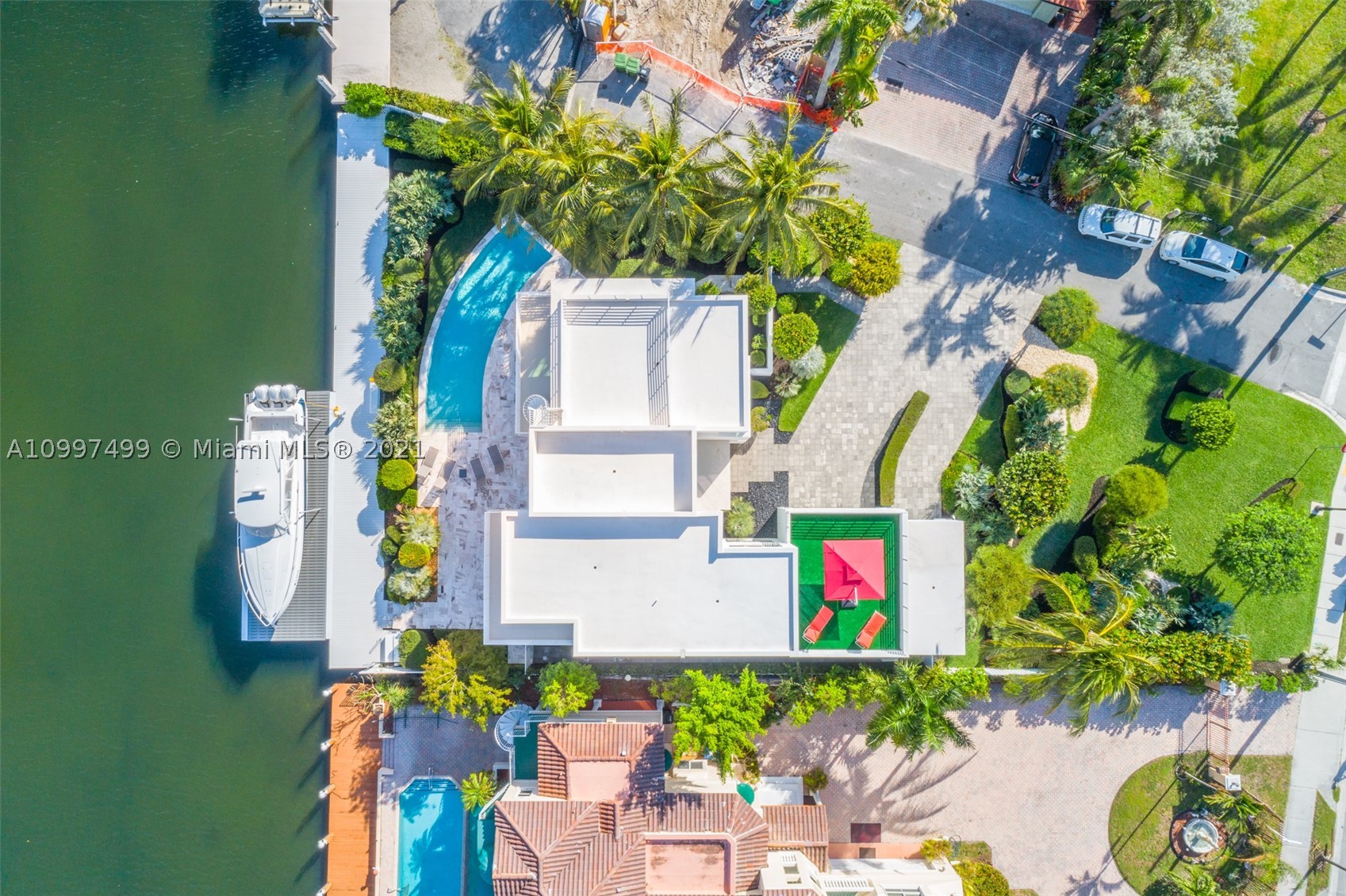 The Best of Everything! Tucked away where Las Olas crosses the Intracoastal waterway, this spectacular home offers it all. This unique location offers an easy walk to the beach, shops and restaurants of Las Olas Boulevard. This house is a modern masterpiece, featuring an open floor plan for entertaining and active lifestyles.The new owners will enjoy 105’ feet of deep water frontage, new boat lift platform rated at 40,000 lbs. The waterfront pool & patio will delight family and friends. This unique property is a MUST SEE for the discerning buyer.