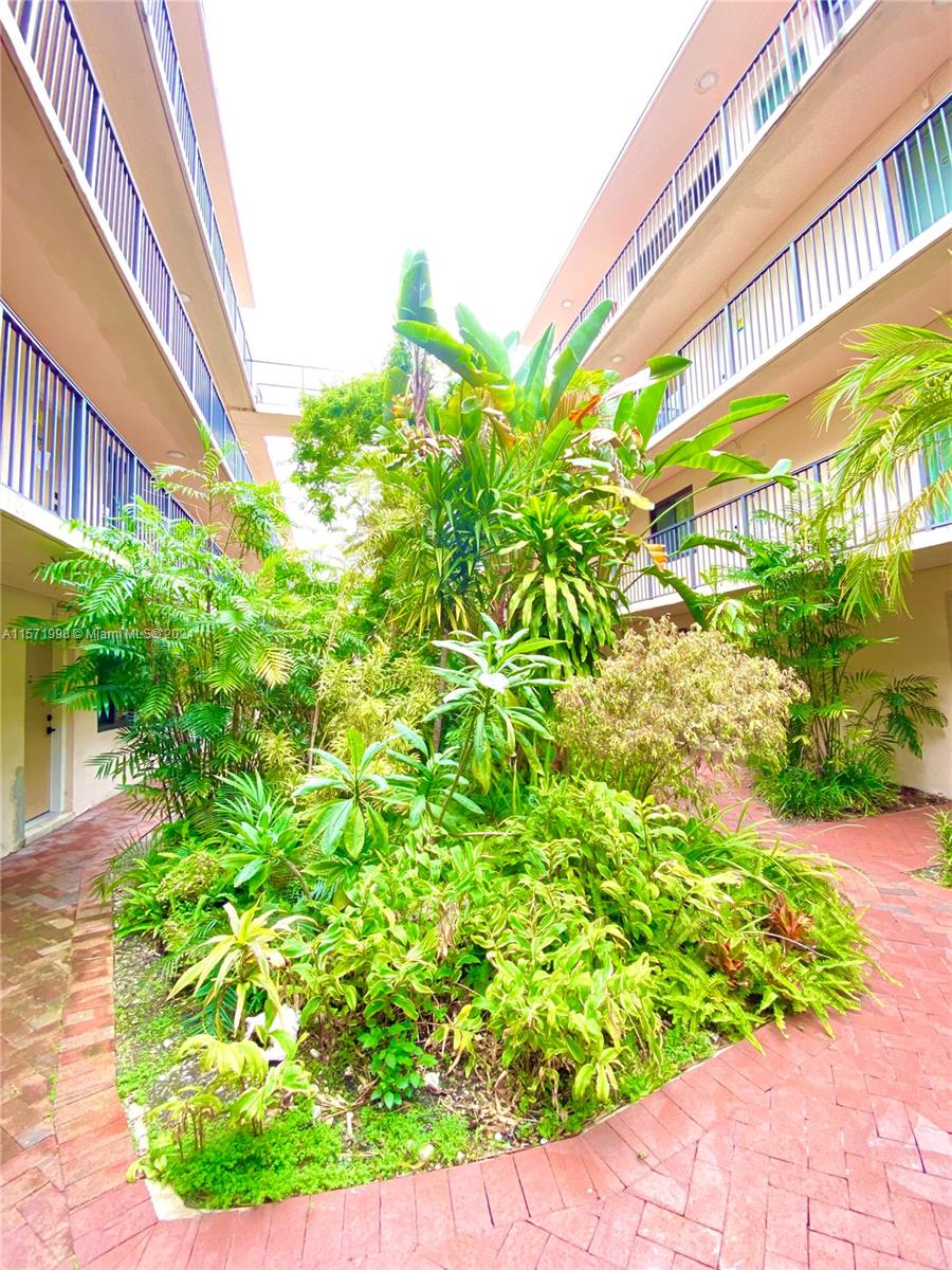 COURTYARDS OF THE GROVE C - Residential Lease
