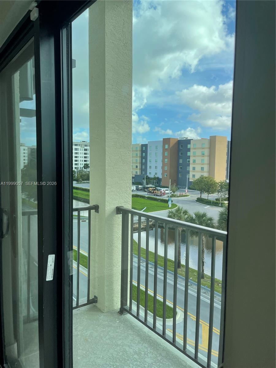 DOWNTOWN DORAL SOUTH PHAS - Residential