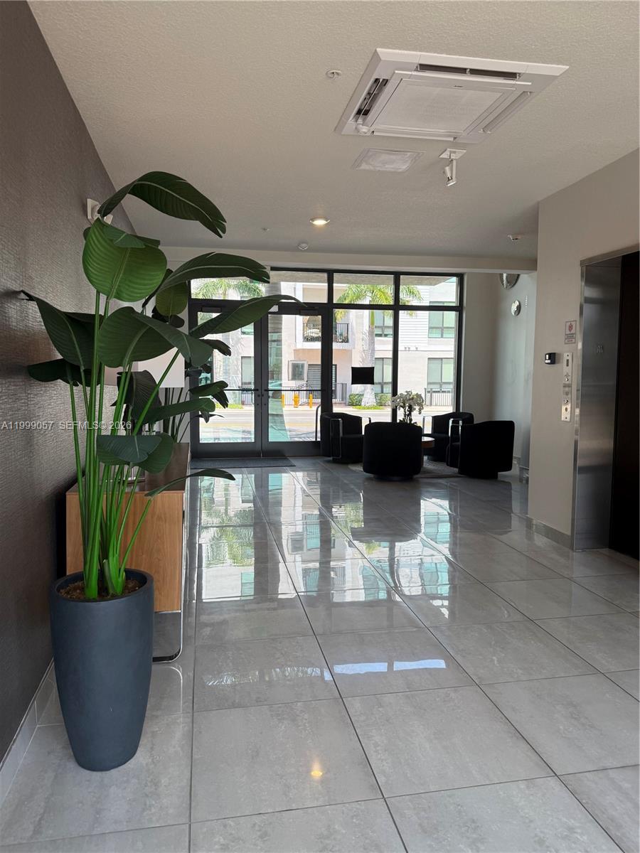 DOWNTOWN DORAL SOUTH PHAS - Residential