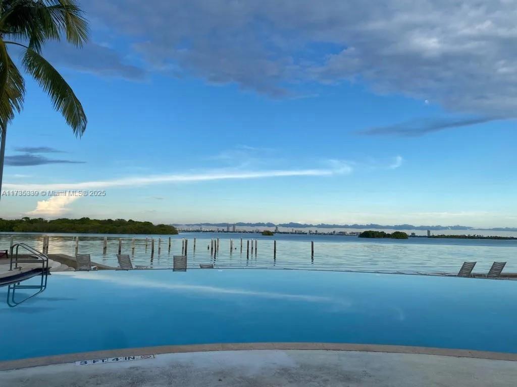 Enjoy this beautiful 1b/1b minutes away from Brickell, Bayside and Miami Beach. This spacious unit comes with stainless steel appliances, walk in closet and a balcony. Walking distances to restaurants, supermarket and the ocean.