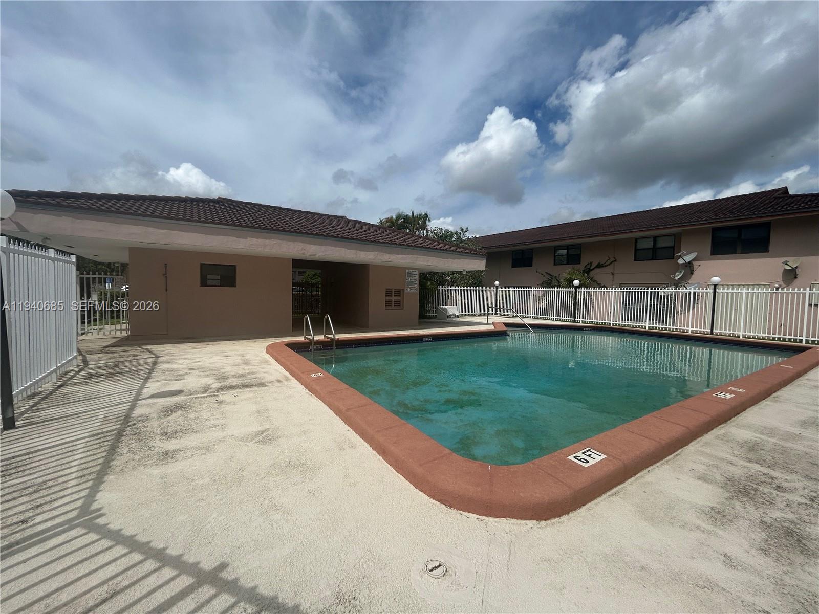CONQUISTADOR PARK CONDO - Residential