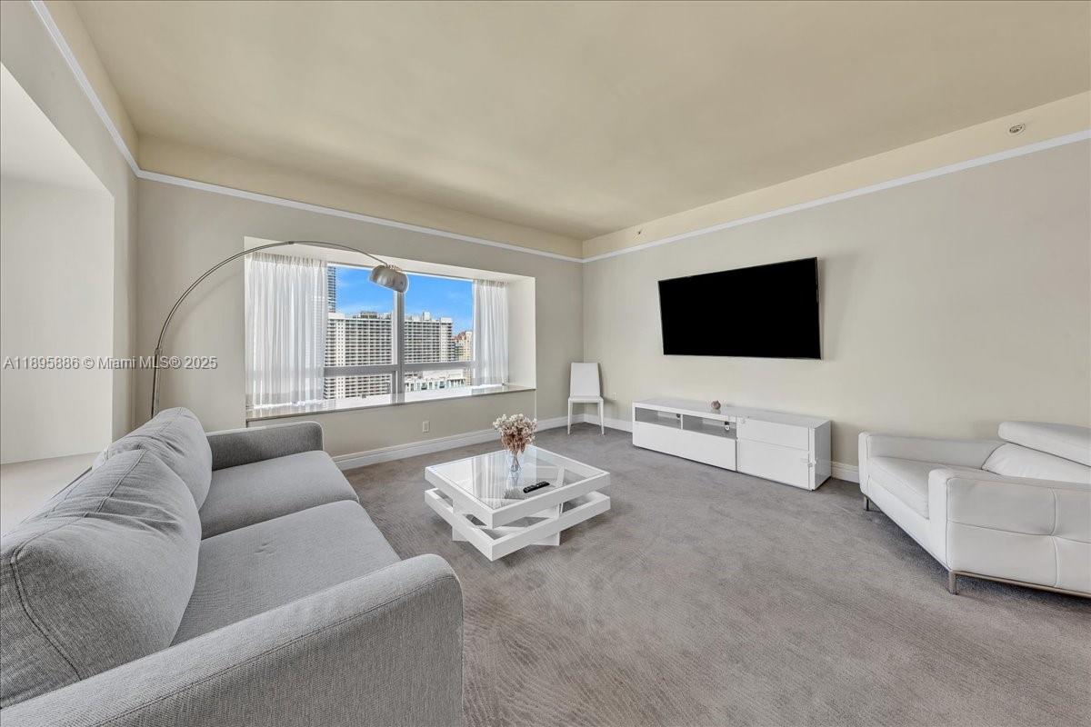 Experience luxury living in this elegant, fully furnished with stunning bay and city viewsat Four Seasons Brickell. This unit offers access to world-class amenities: 2 Oasis Pools, 24-hour concierge, 1 storage, 1 parking, 5-star hotel services, EQUINOX gym, spa, and renowned diningoptions. With no rental restrictions, it's a prime investment for passive income through the Four Seasons rentalprogram or platforms like Airbnb. Located in the heart of Brickell, steps from Brickell City Centre, and just minutesfrom Miami's top destinations.