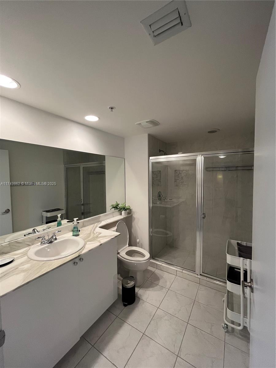 VENTURE AT AVENTURA WEST - Residential Lease