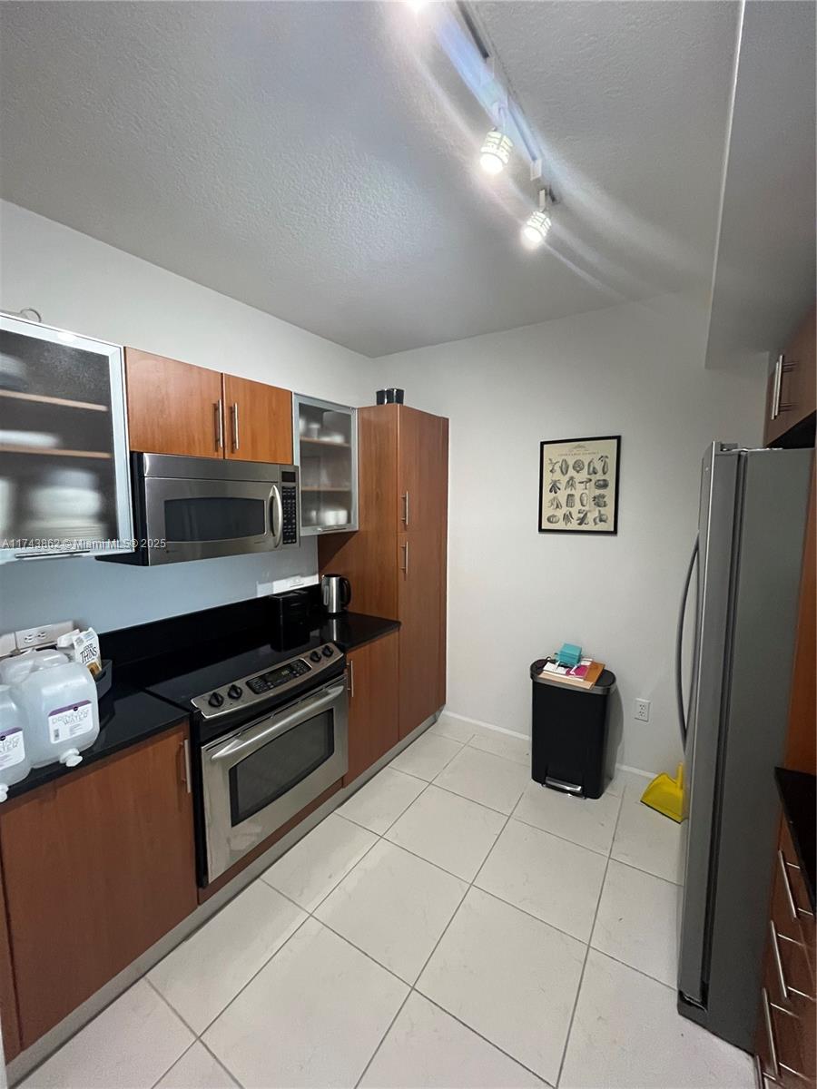 VENTURE AT AVENTURA WEST - Residential Lease