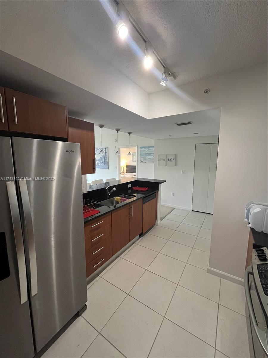 VENTURE AT AVENTURA WEST - Residential Lease