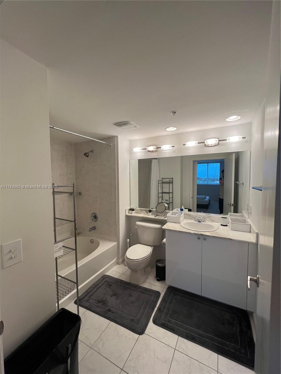 VENTURE AT AVENTURA WEST - Residential Lease