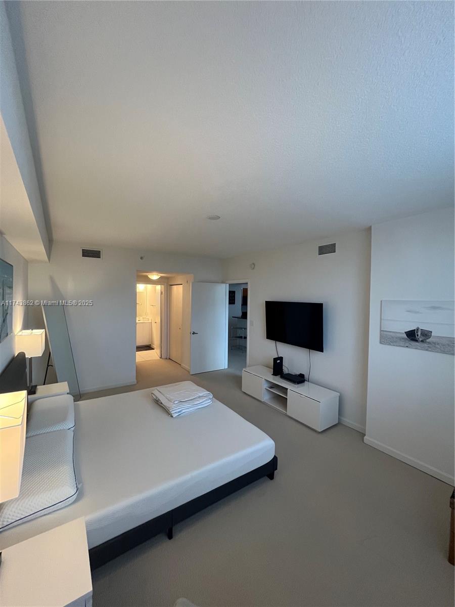 VENTURE AT AVENTURA WEST - Residential Lease