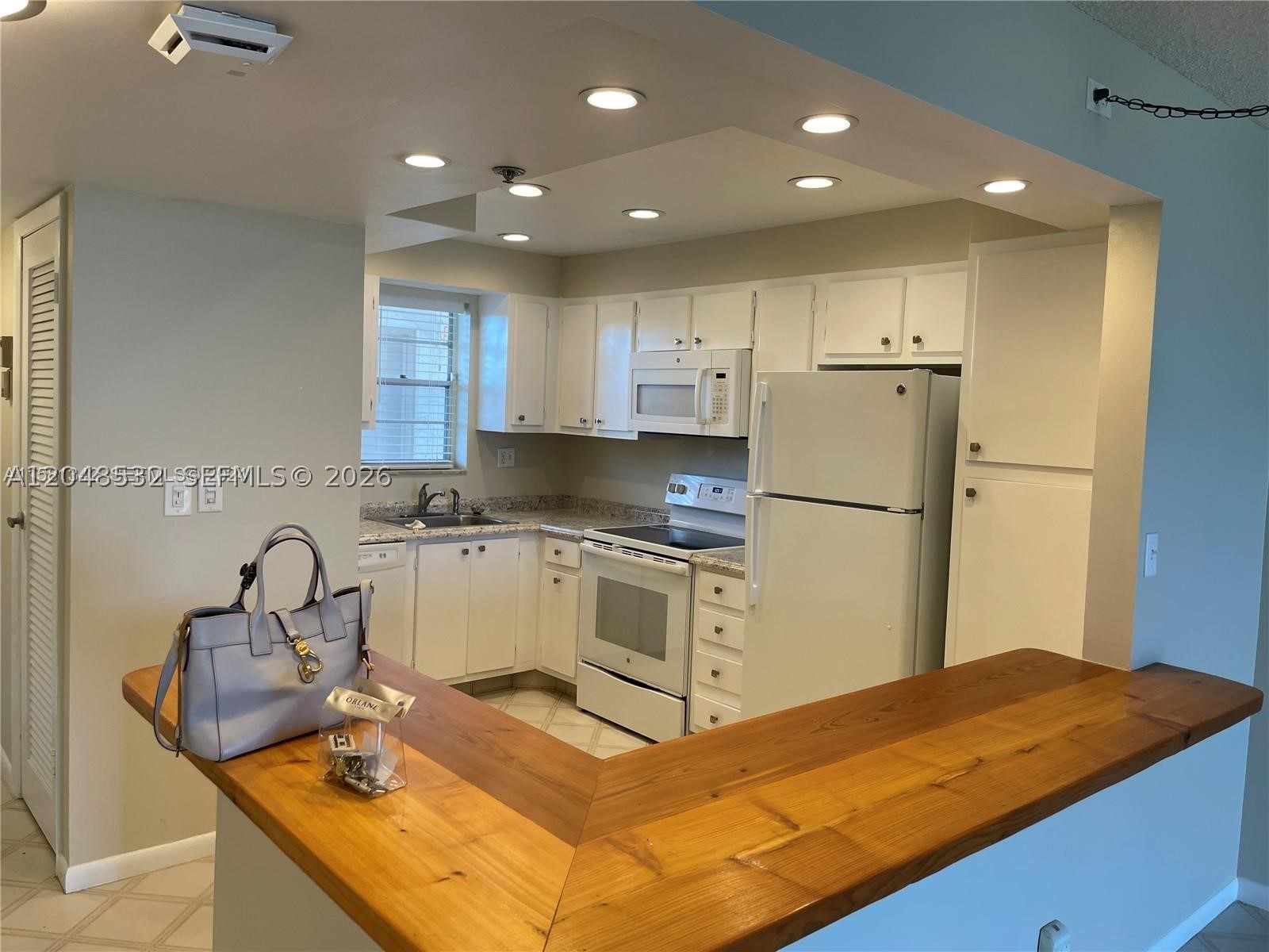 Welcome to this spacious 2-bedroom 2 bath condo located in the heart of Davie, walking distance to NOVA UNIVERSITY. Well maintained residence features a comfortable and functional lay out with open living area to the kitchen. Abundant natural light and golf course views.
This condo can be rented same year of ownership.
Conveniently located near major highways, shopping and restaurants.