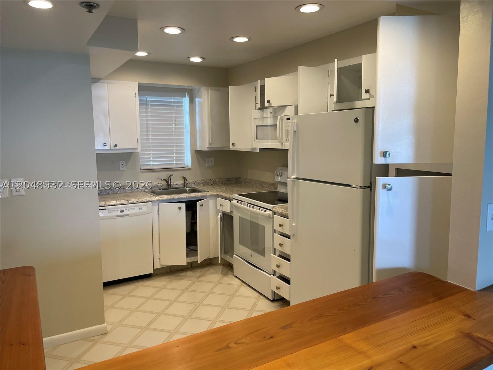 ROLLING HILLS GOLF AND TE - Residential
