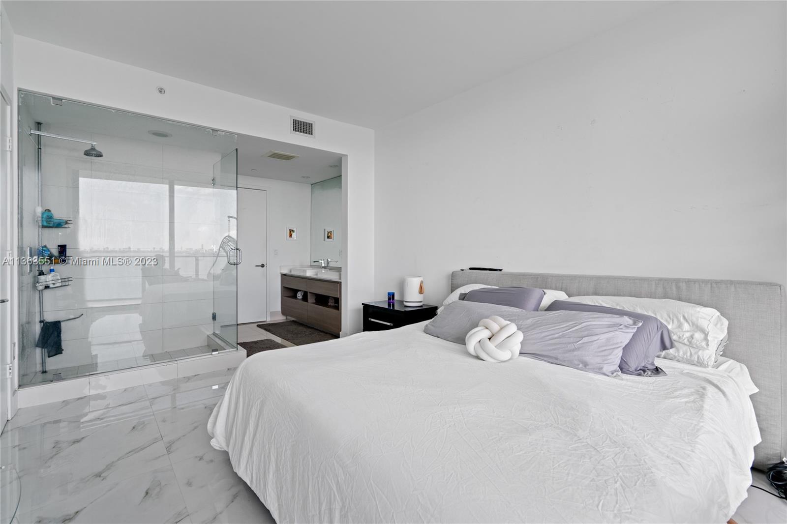 ICON BAY CONDO - Residential Lease
