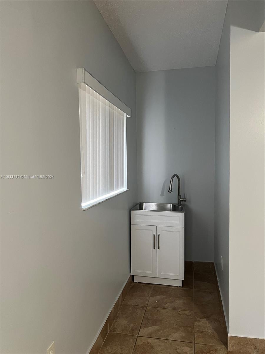 SHORES CALUSA - Residential Lease