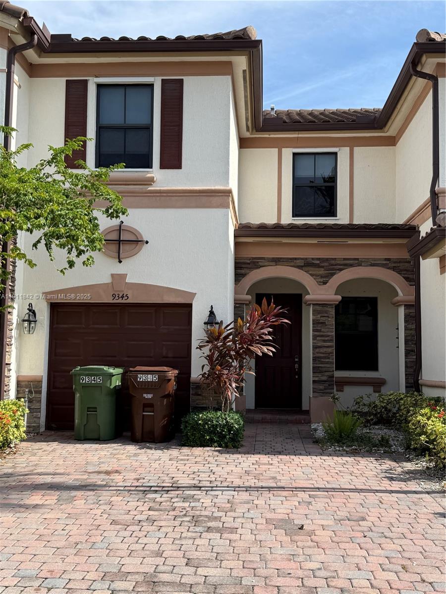 Beautiful Townhouse. 3/2^1/2 located in a private family oriental Community perfect for those looking For space, Comfort, security and convenience. Garage For one car plus two additional parking space in front
private patio ideal for relaxing, bright and Spacious living and dining areas with plenty Natural lights. Close to schools, shops, Super market, and recreational area -. Gated community -