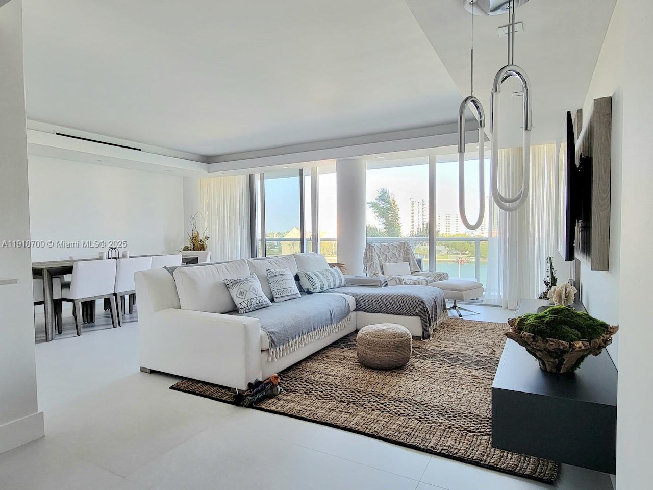 KING COLE CONDO - Residential