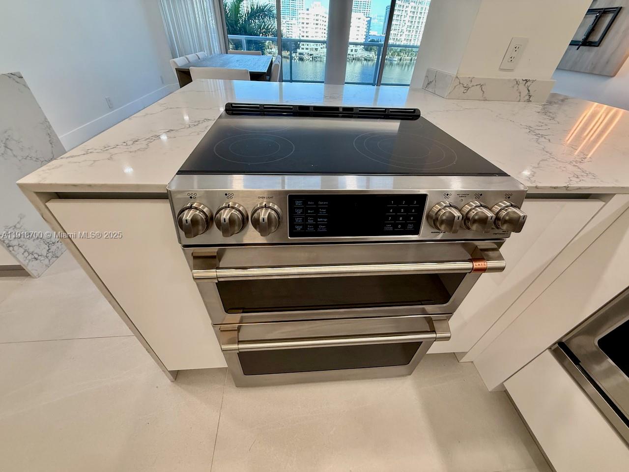 KING COLE CONDO - Residential