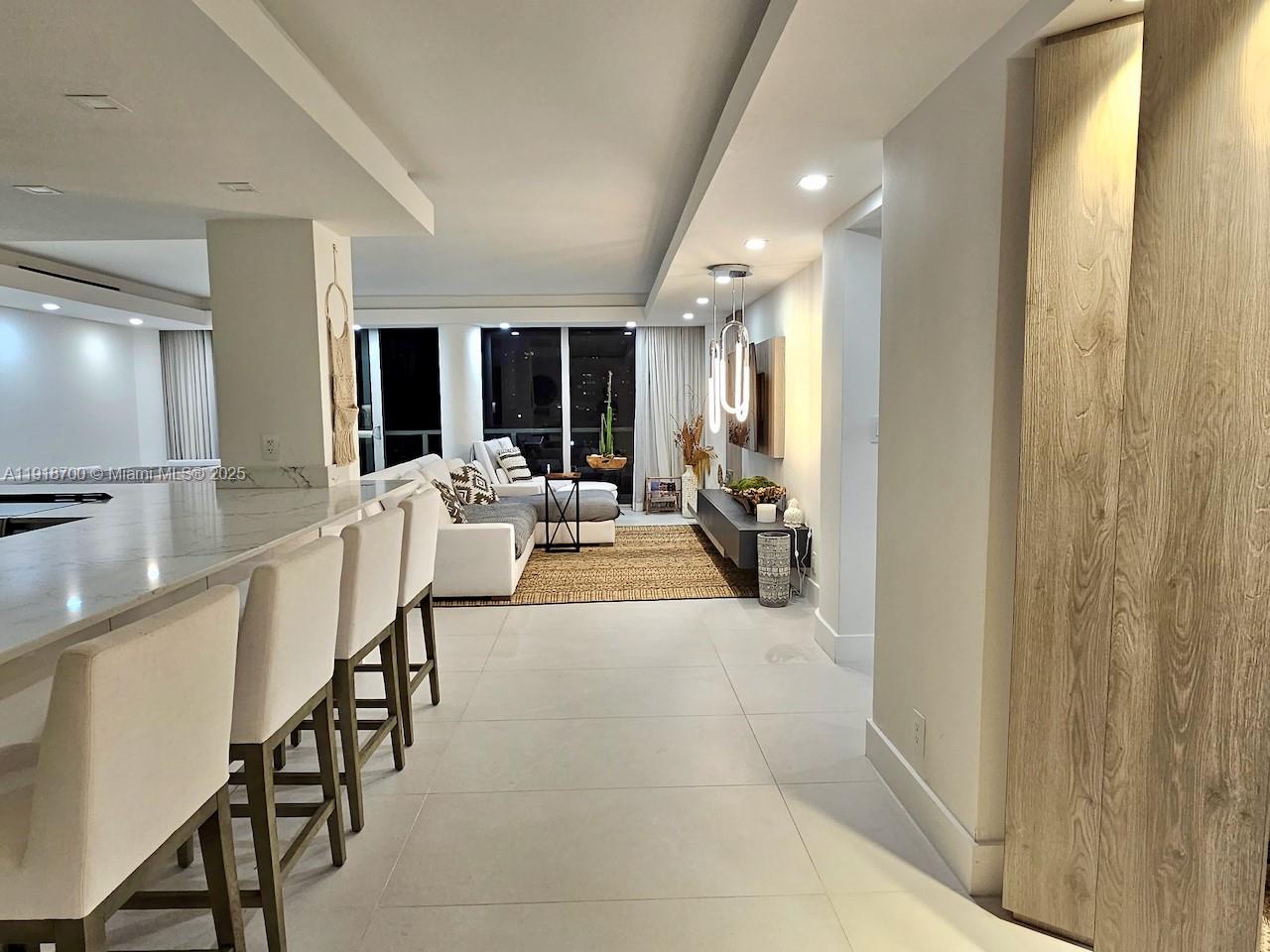 KING COLE CONDO - Residential