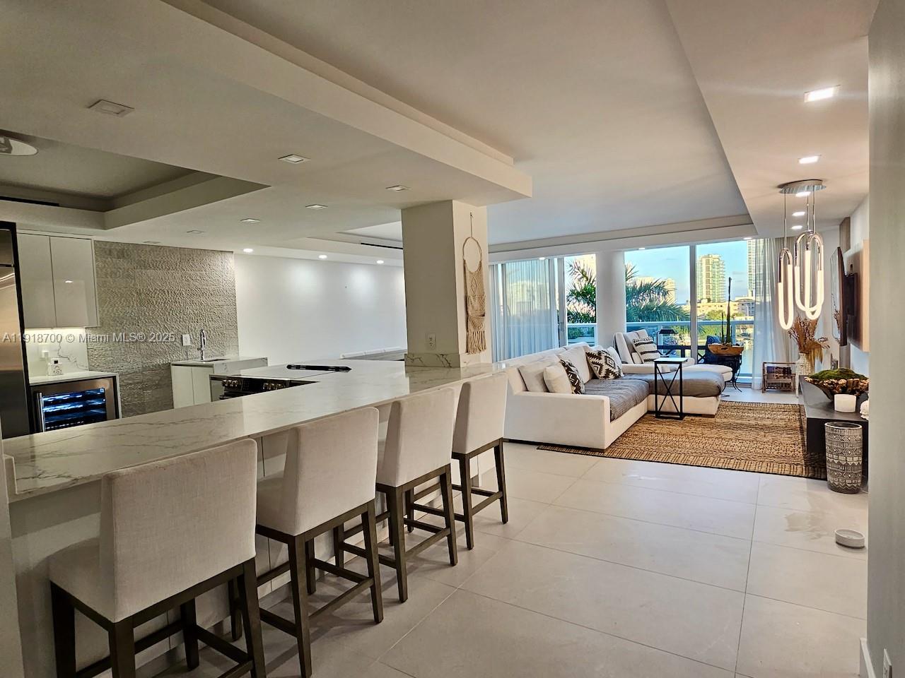 KING COLE CONDO - Residential