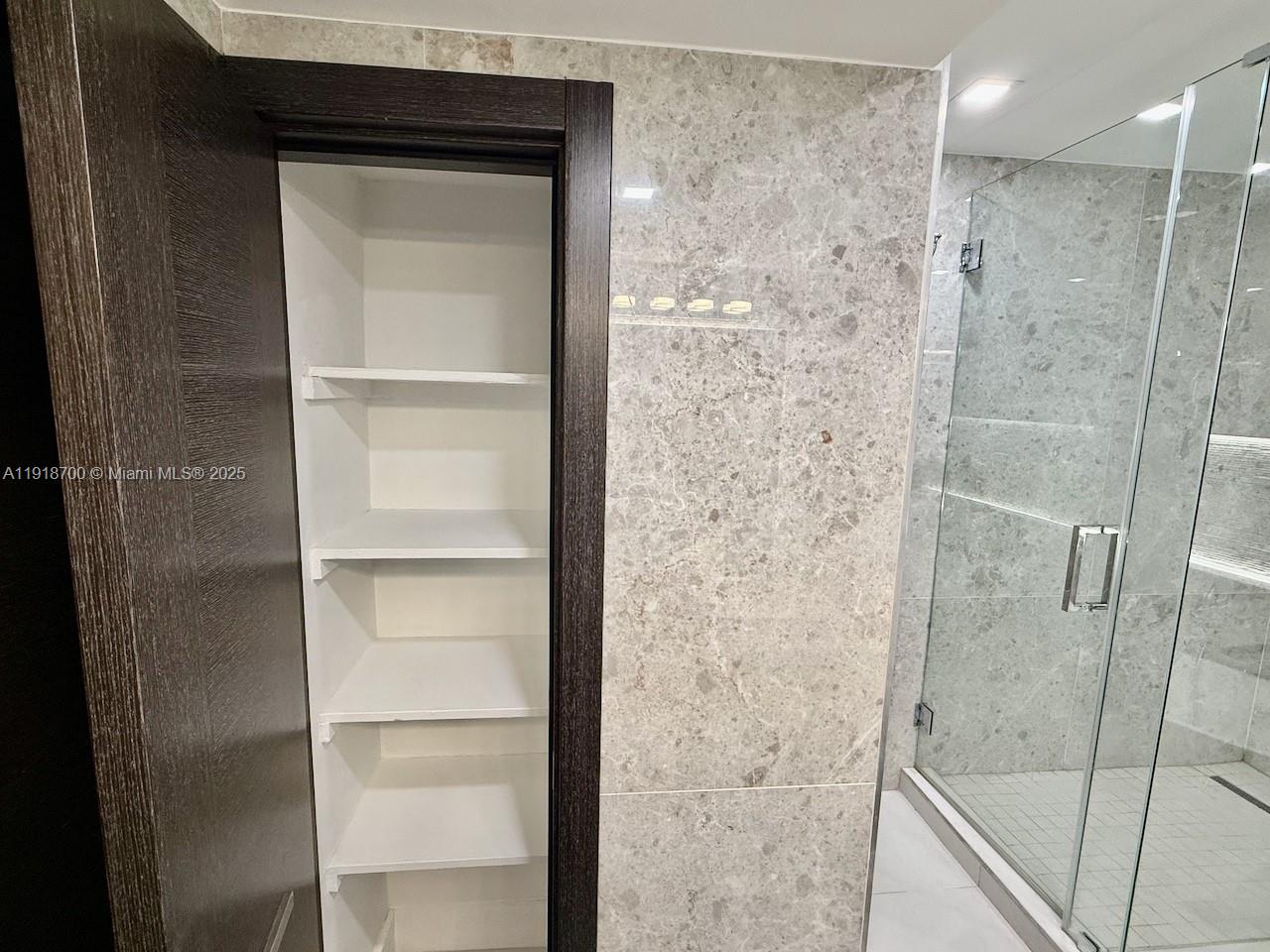 KING COLE CONDO - Residential