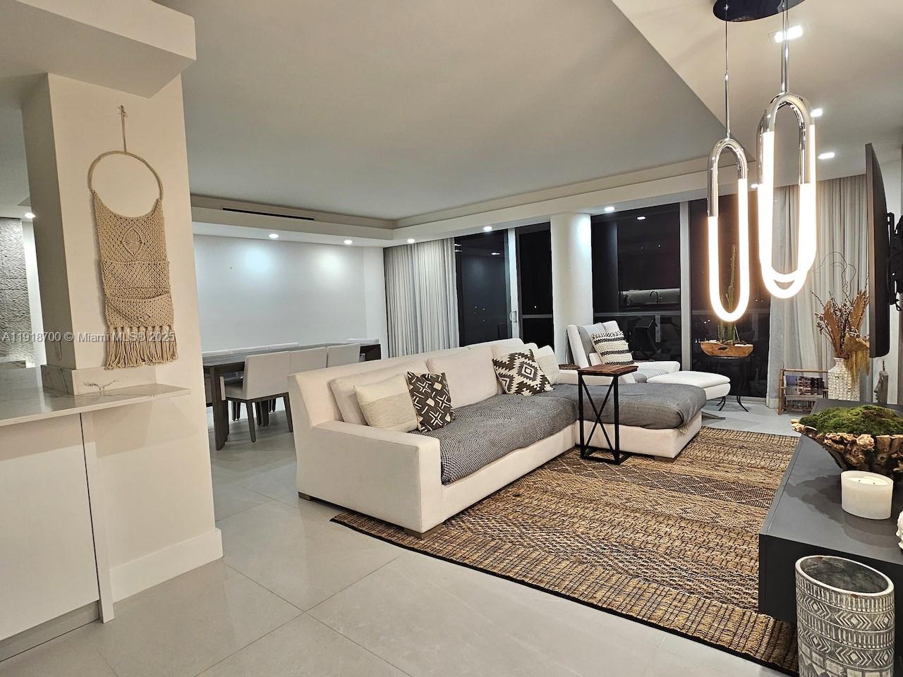 KING COLE CONDO - Residential