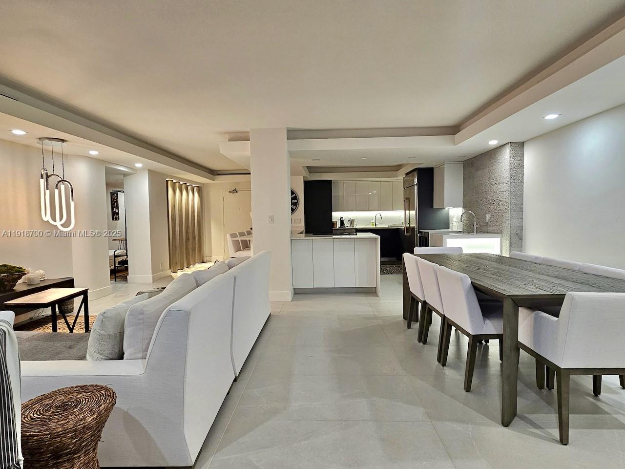 KING COLE CONDO - Residential