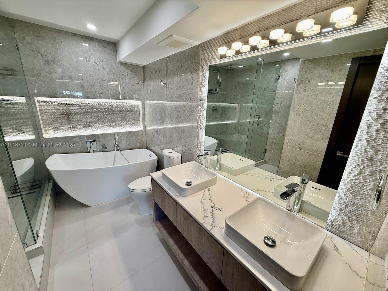KING COLE CONDO - Residential