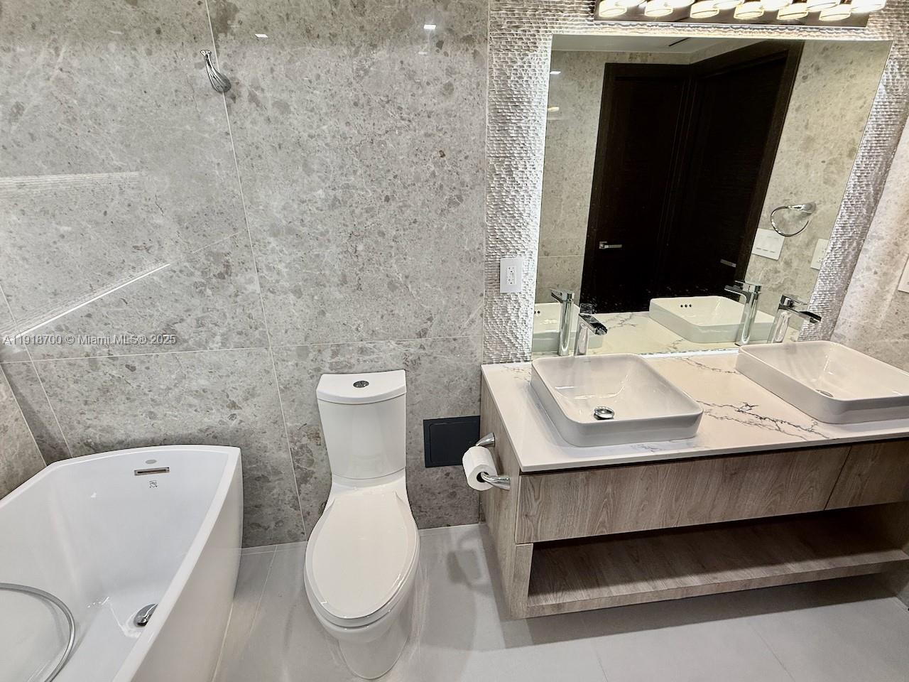 KING COLE CONDO - Residential