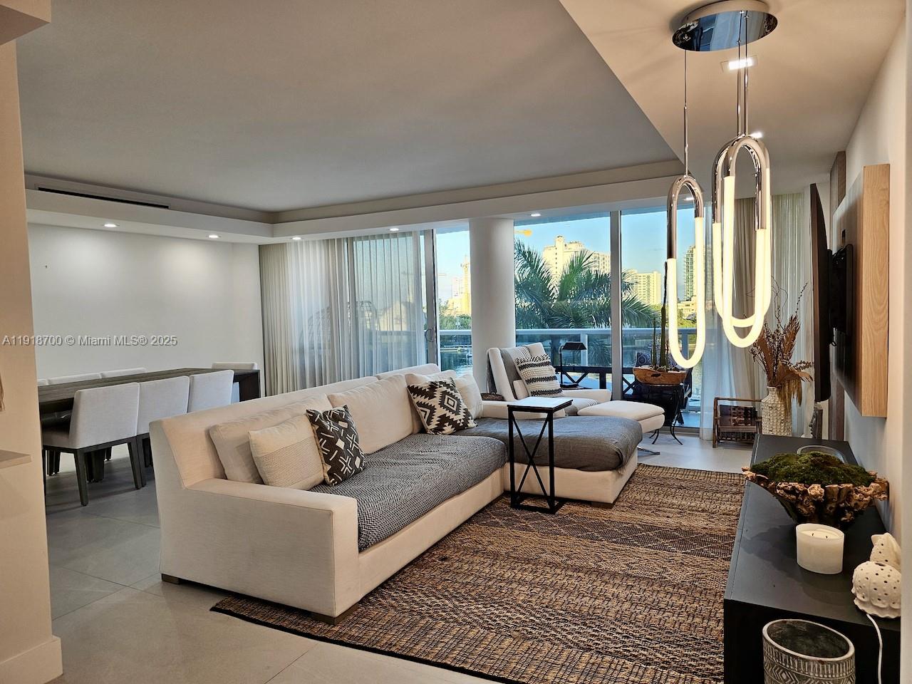 KING COLE CONDO - Residential