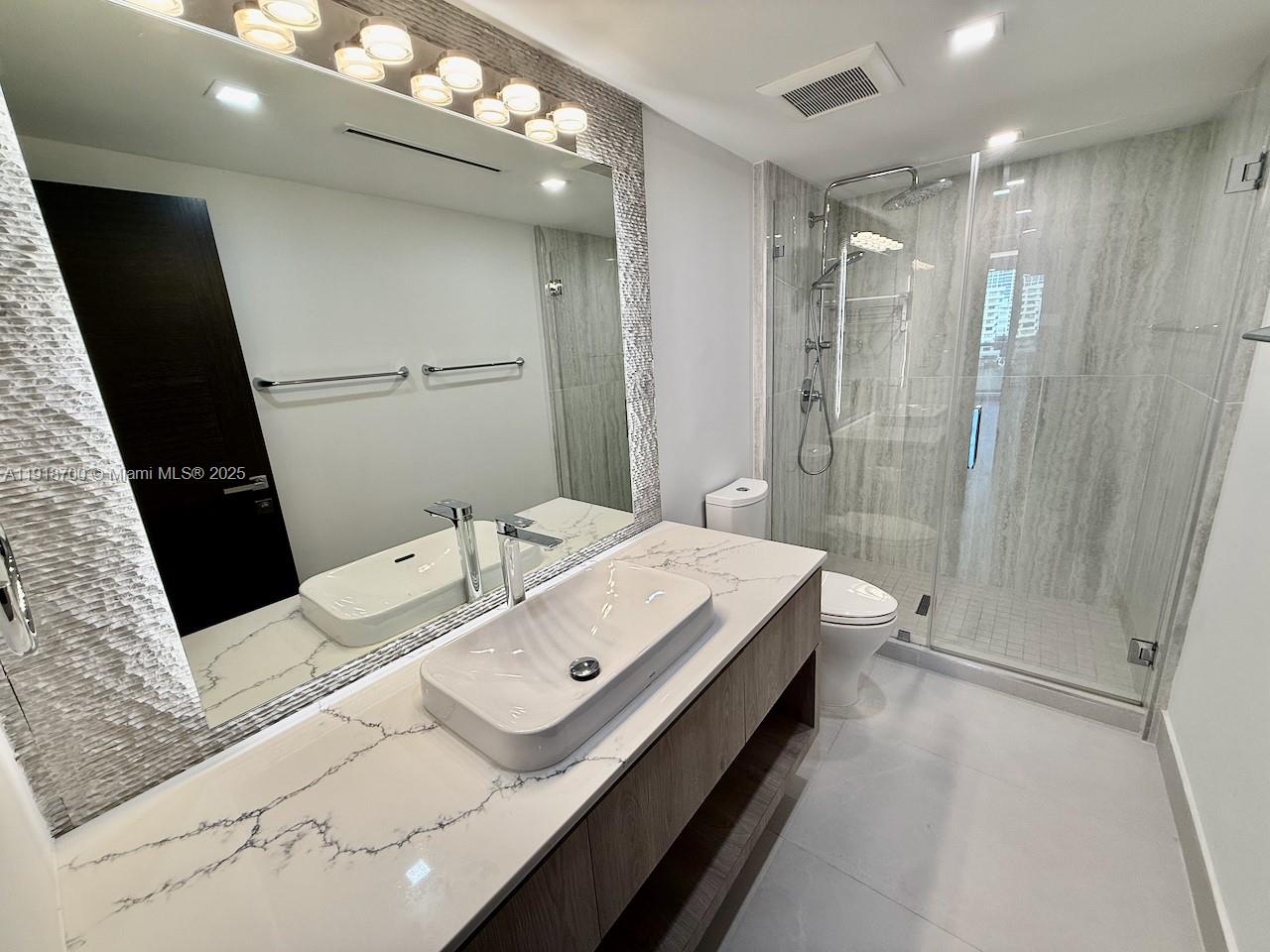 KING COLE CONDO - Residential