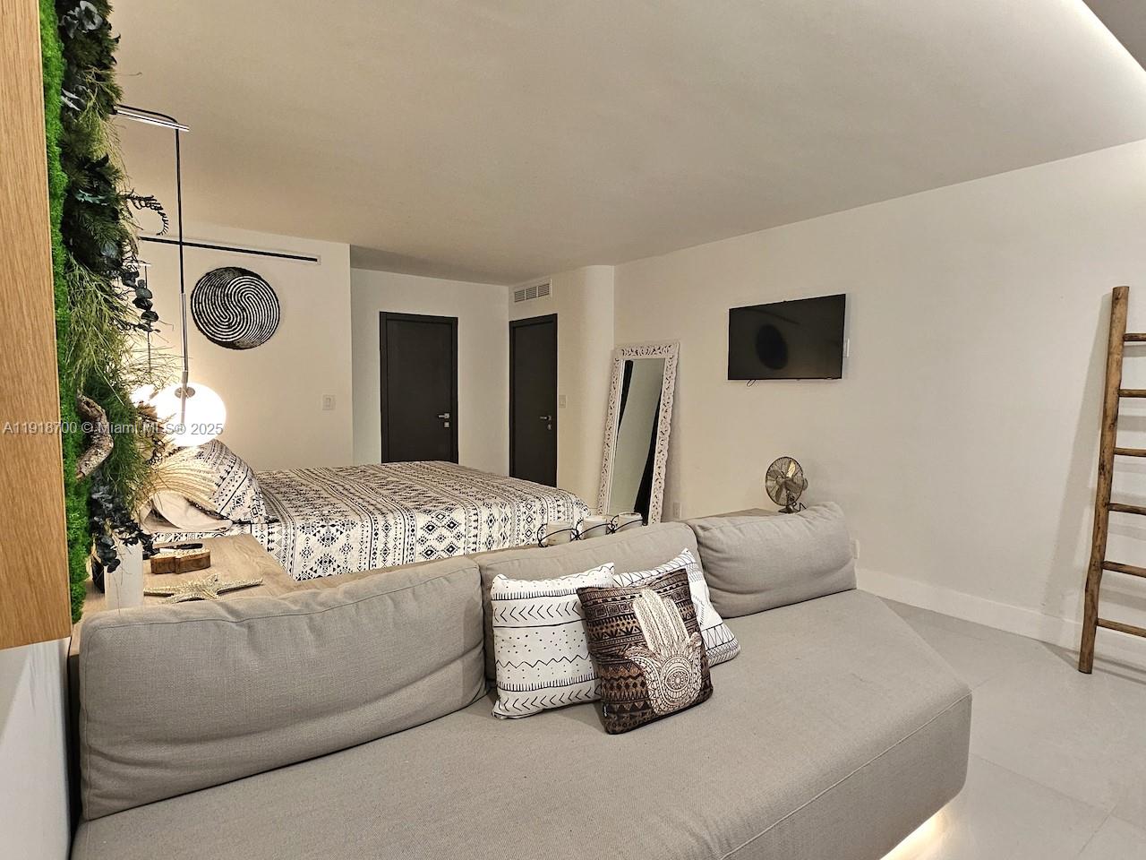 KING COLE CONDO - Residential