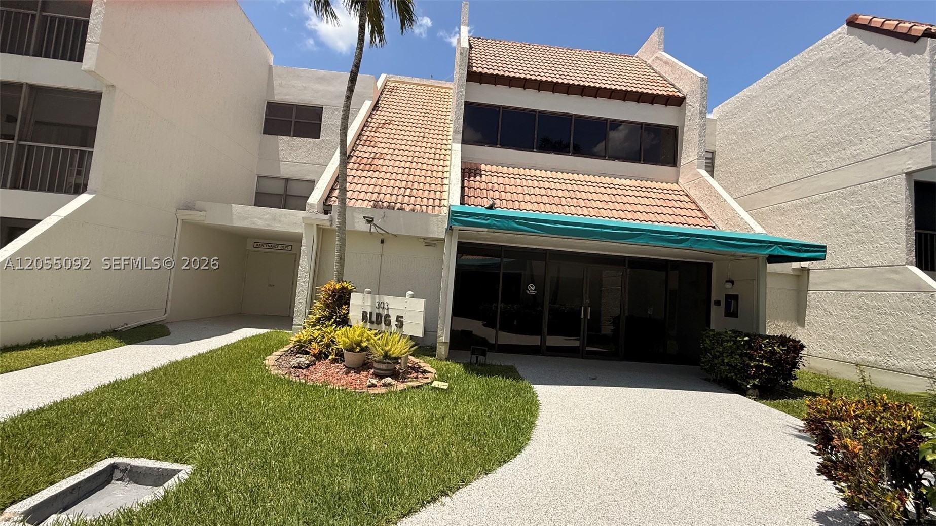 Very nice unit/condo. Located in Weston/Bonaventure area. Elevator & Lobby Bldg. Bright open floor. Screened balcony. New washer and dryer. Laminated floors and tile. New roof and elevator. Enjoy the Bonaventure Town Center with lots of amenities.  It can be rented right away. No rental restrictions. Nice community pool. Close to highways. Best schools. Enjoy the beautiful Town Center in Weston with lots of restaurants and shopping. Close to sawgrass mills.